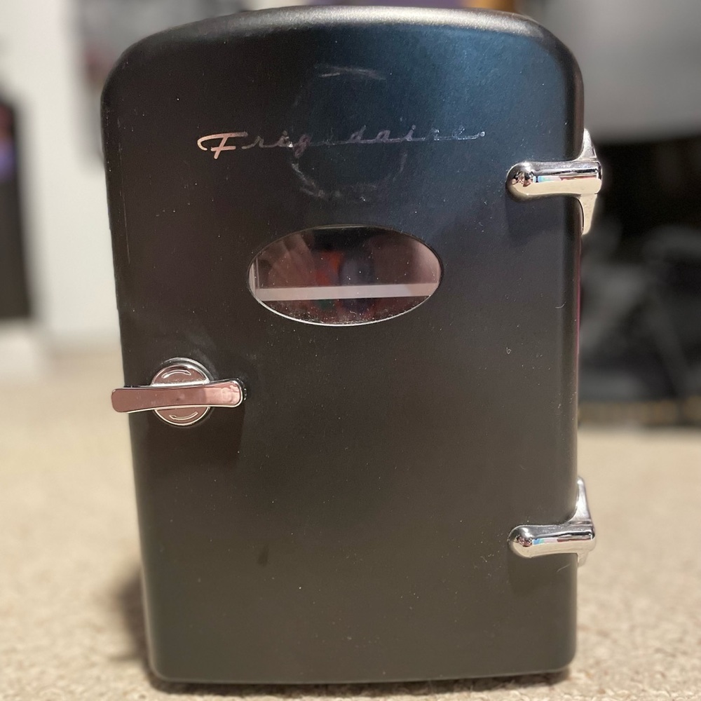 ✨Frigidaire mini retro fridge in black✨